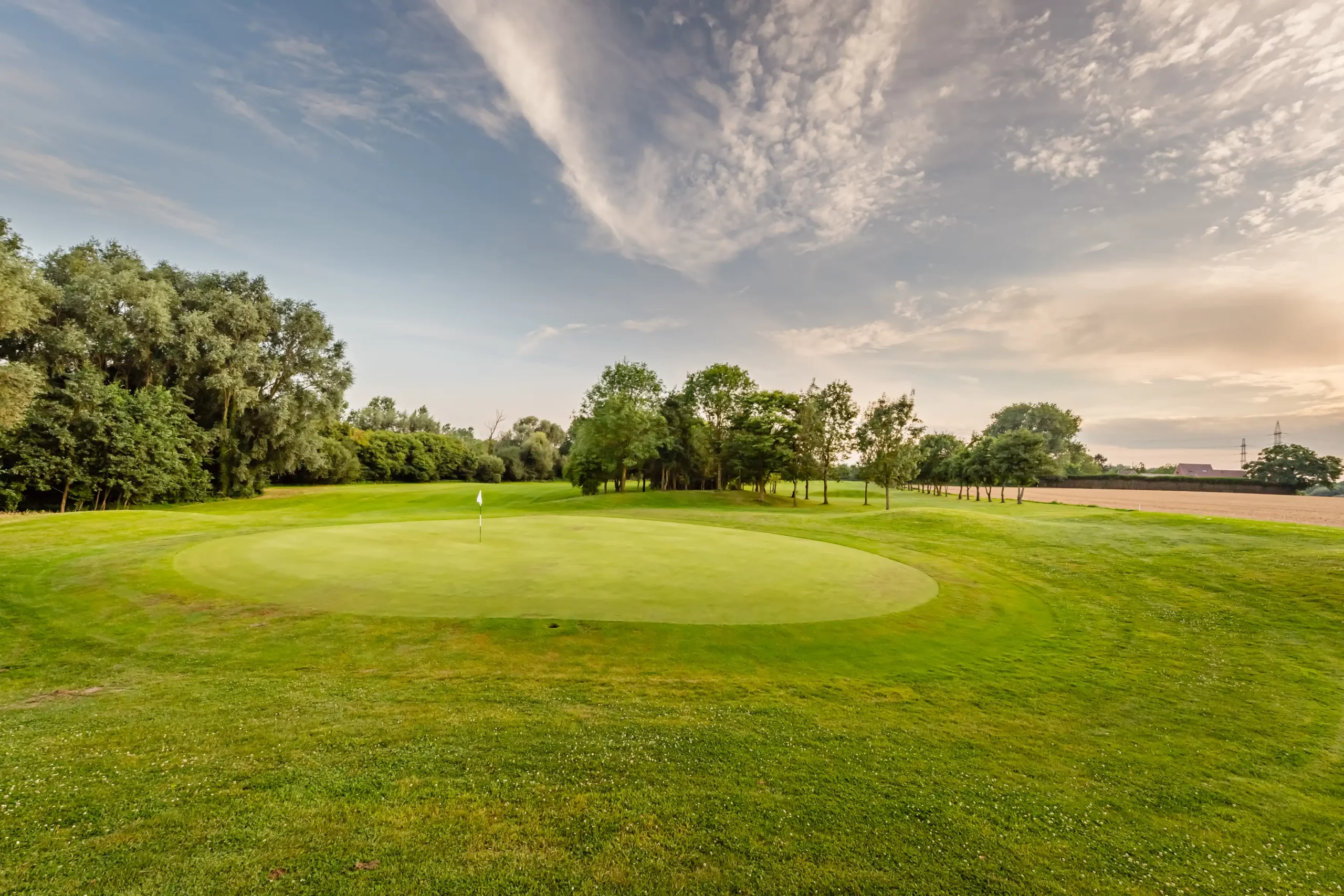 Green Birdie - practice de golf au coucher du soleil